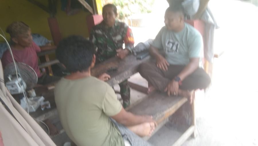Musim Pancaroba, Babinsa Ajak Warga Desa Penghujan Bersihkan Selokan