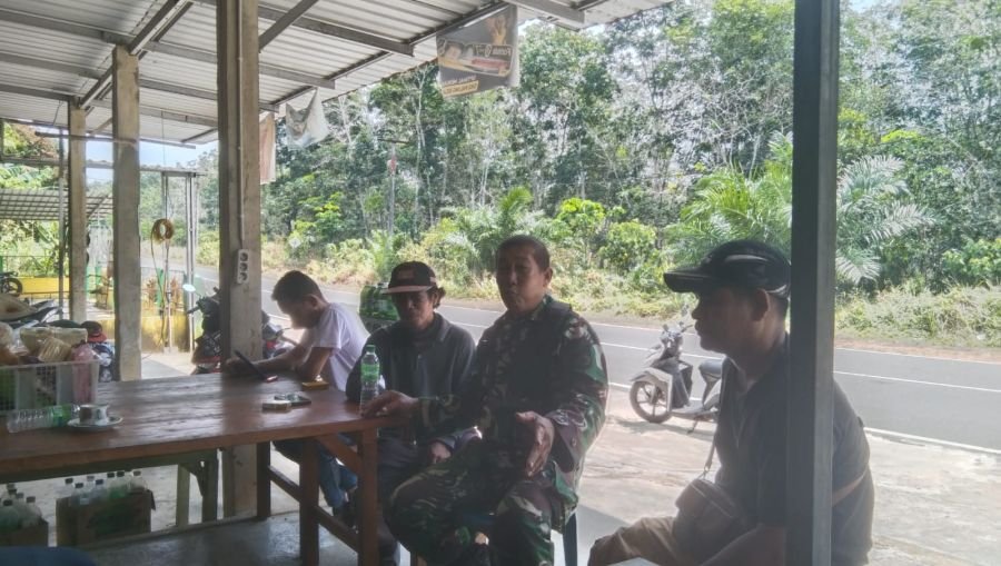 Jelang Pilkades, Babinsa Desa Penghujan Ingatkan Warga Jaga Persatuan