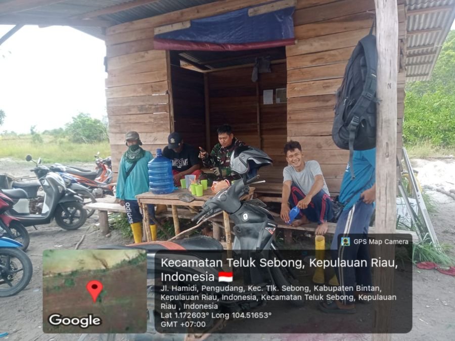 Babinsa Desa Pengudang Laksanakan Komsos Bersama Petani Bahas Ketahanan Pangan.