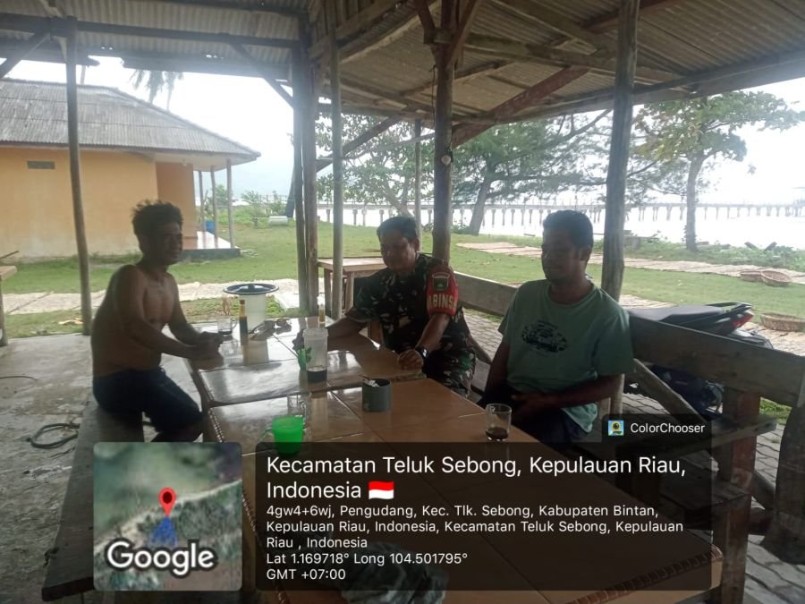 Kabut Asap Meluas ke Bintan, Babinsa Pengudang Ingatkan Warga Jaga Kesehatan
