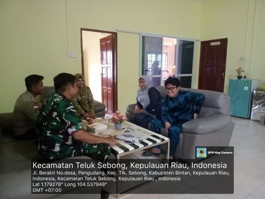 Babinsa Desa Pengundang Bersinergi dengan Pemerintah Desa Tingkatkan Pelayanan kepada Warga.