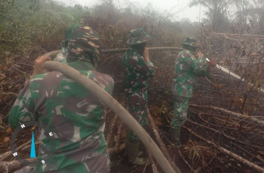 Babinsa Desa Pulau Jum'at Bersama Instansi Terkait Laksanakan Pemadaman Kebakaran Lahan