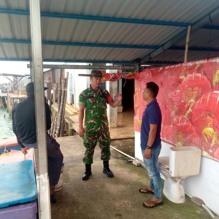 Babinsa Desa Sanglar Temui Nelayan, Perkuat Komunikasi di Wilayah Pesisir
