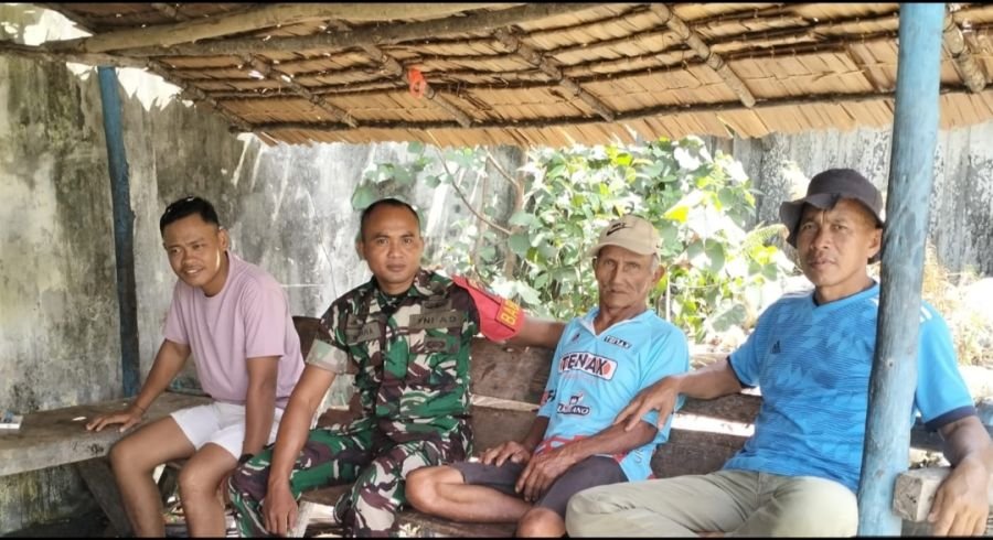 Babinsa Desa Sebele Laksanakan Komsos Bersama Masyarakat untuk Mempererat Silaturahmi