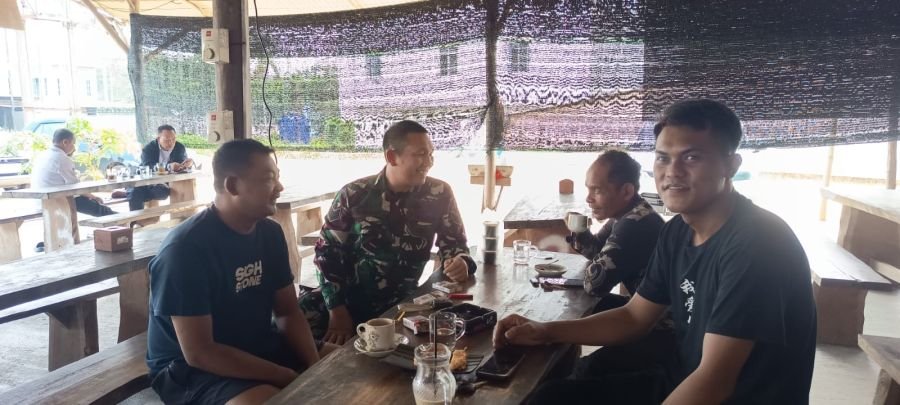 Babinsa Desa Sebong Lagoi Jalin Silaturahmi dan Komsos Bersama Masyarakat.