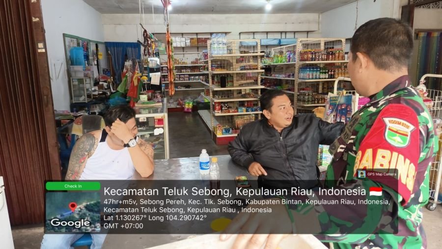 Babinsa Desa Sebong Pereh Komsos dengan Pelaku UMKM, Wujud Kepedulian terhadap Warga Binaan.