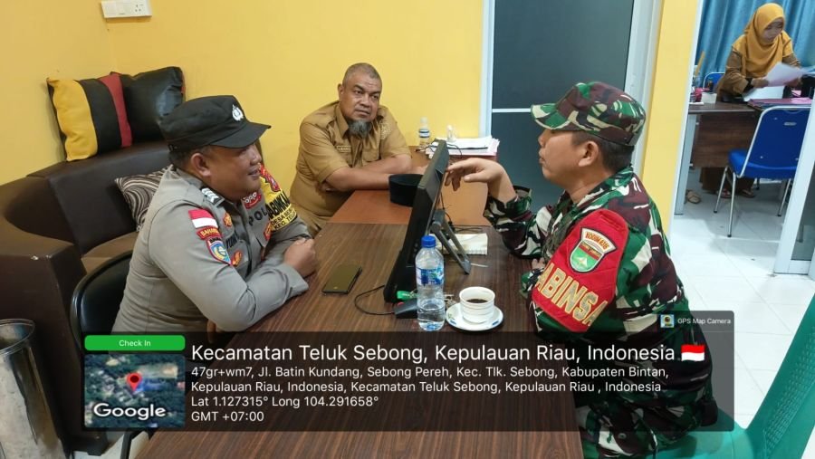 Babinsa Desa Sebong Pereh Laksanakan Komsos Bersama Bhabinkamtibmas Bahas Problem Solving Warga