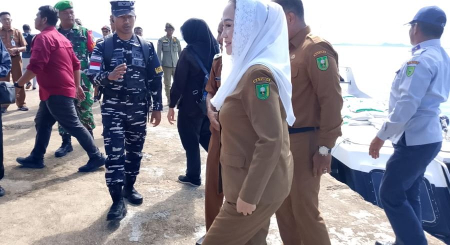 Babinsa Desa Selaut Dampingi Kades Sambut Kunjungan Kerja Bupati Natuna