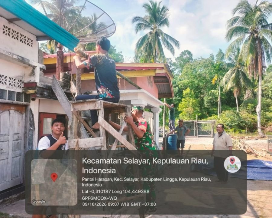 Babinsa Desa Selayar Bantu Warga Dirikan Tenda untuk Acara Doa Selamat Haul di Sei Tumu