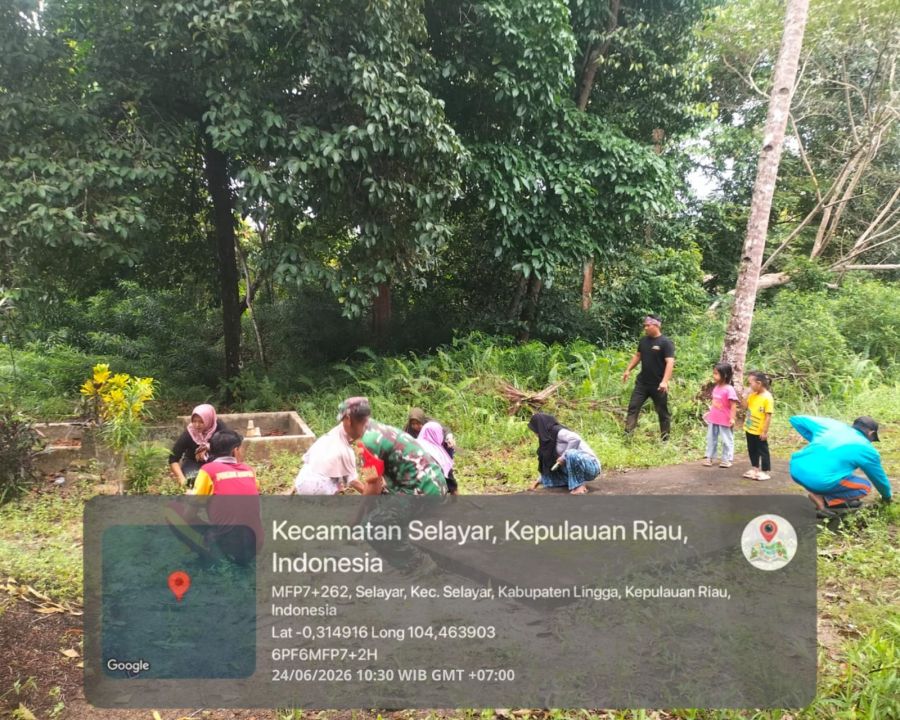 Babinsa Desa Selayar Bersama Pemerintah Desa dan PKK Gelar Gotong Royong di Kampung Sebilik