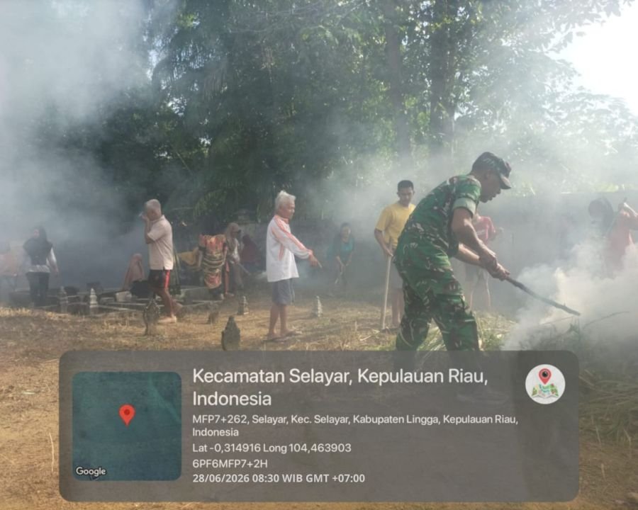 Babinsa Desa Selayar Sambangi Warga, Dukung Gotong Royong Pembersihan Pemakaman di Kampung Pangkal D