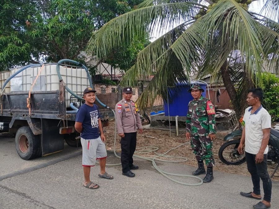 Babinsa Desa Sri Bintan Bantu Warga Terdampak Kekeringan dengan Menyalurkan Air Bersih.