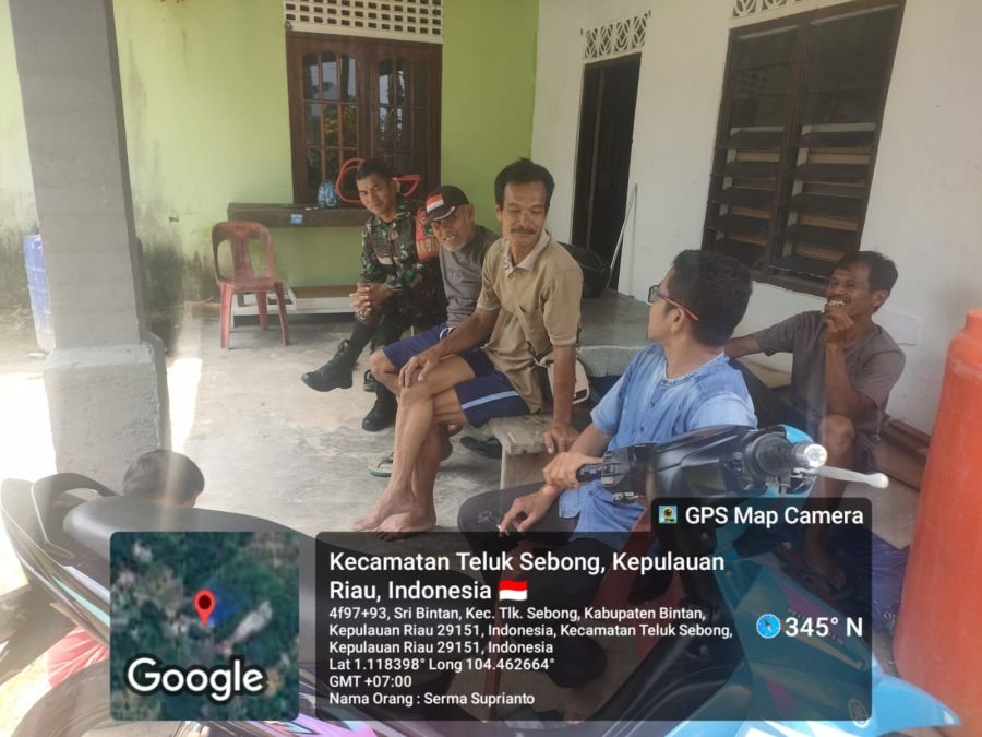 Babinsa Desa Sri Bintan, Serma Suprianto, melaksanakan kegiatan pembinaan teritorial.