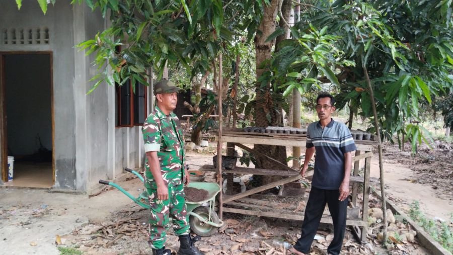 Babinsa Desa Sugie Gerakkan Warga Ubah Lahan Kosong Jadi Produktif