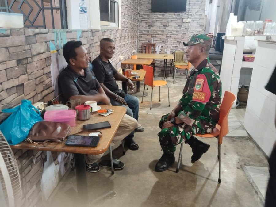Babinsa Desa Sugie Perkuat Kedekatan dengan Warga Lewat Komsos