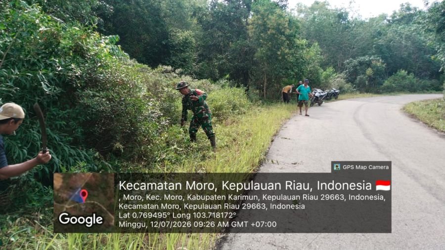 Babinsa Desa Sugie Pimpin Gotong Royong Bersihkan Jalan Lingkungan