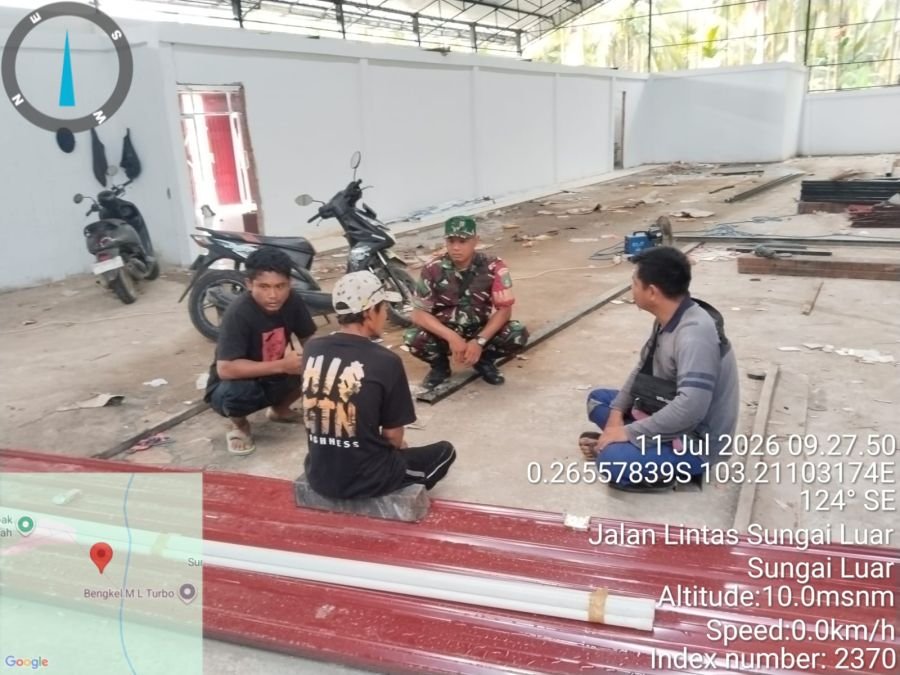 Babinsa Desa Sungai Luar Pererat Silaturahmi Melalui Komsos, Ingatkan Warga Utamakan Keselamatan Ker