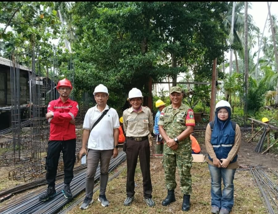 Babinsa Desa Tanjung Jalin Komsos dengan Kontraktor dan Konsultan Pengawas, Dukung Kelancaran Pemban