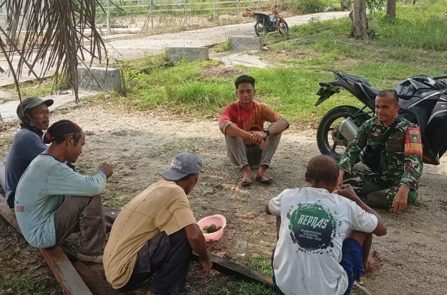 Babinsa Desa Tapau Pererat Silaturahmi dengan Warga Melalui Komsos