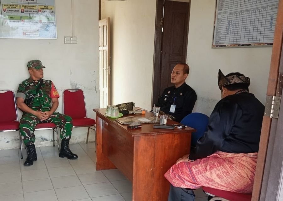 Babinsa Desa Tapau Pererat Sinergi dengan Camat dan Kepala Desa Melalui Komsos
