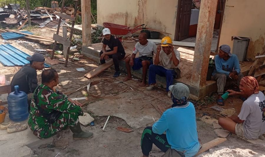 Babinsa Desa Tapau Perkuat Komsos dan Pantau Kondisi Wilayah