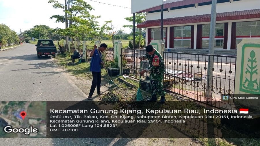 Babinsa Desa Teluk Bakau Gelorakan Semangat Gotong Royong Jaga Kebersihan Lingkungan
