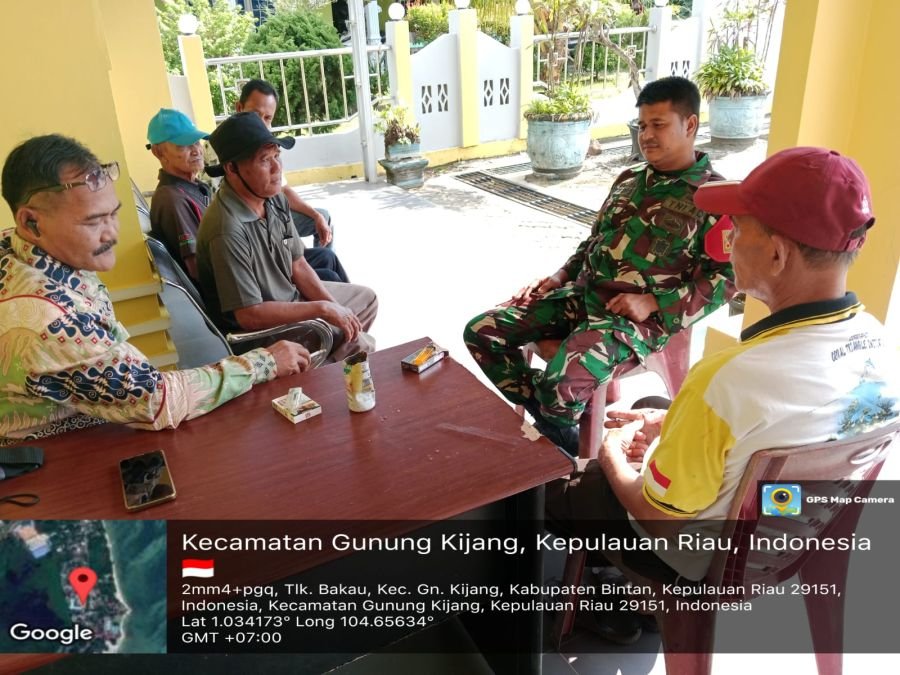 Babinsa Desa Teluk Bakau Himbau Warga Jaga Kebersihan Lingkungan