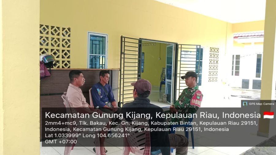 Babinsa Desa Teluk Bakau Imbau Warga Gunakan Masker Antisipasi Kabut Asap Karhutla