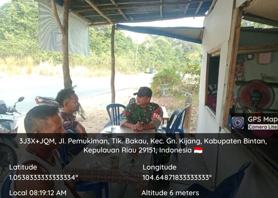 Babinsa Bintan Ajak Warga Teluk Bakau Jaga Kebersihan Pesisir