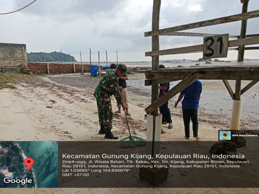 Babinsa Desa Teluk Bakau, Koptu Ventri Putra, bersama warga setempat melaksanakan gotong royong
