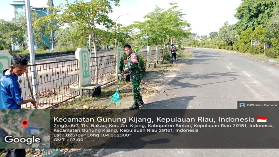 Babinsa Desa Teluk?Bakau Ajak Warga Bergotong?Royong Bersihkan Jalan Umum di RT/RW?002/002