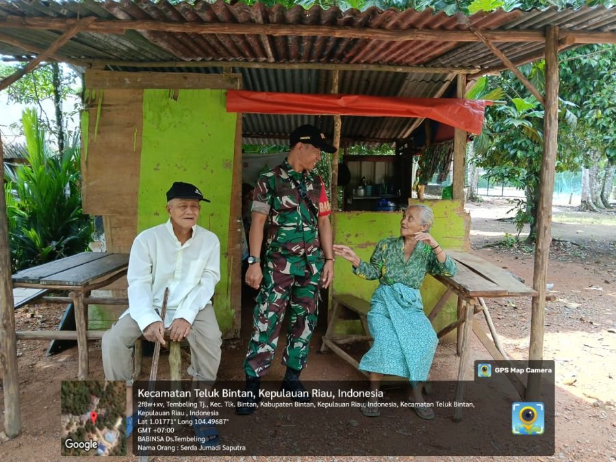 Babinsa Desa Tembeling Jalin Silaturahmi dengan Lansia, Ingatkan Pentingnya Menjaga Kesehatan.