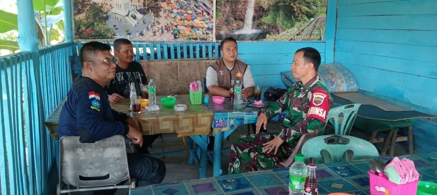 Babinsa Desa Tembeling Laksanakan Komsos Bersama Perangkat Desa.