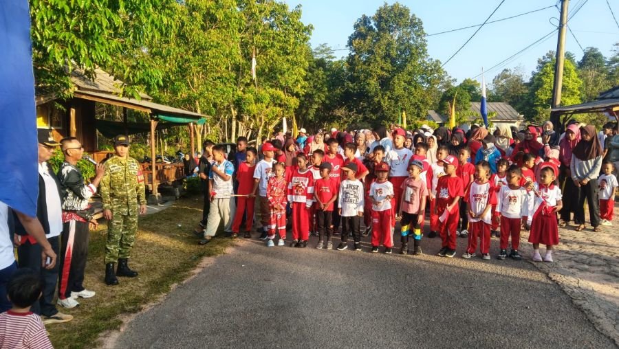 Babinsa Desa Tembeling Monitor Jalan Sehat Gebyar Kemerdekaan HUT ke-81 RI