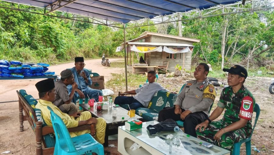 Babinsa Desa Tembeling Pererat Silaturahmi dan Ajak Warga Bersama-sama Jaga Kamtibmas