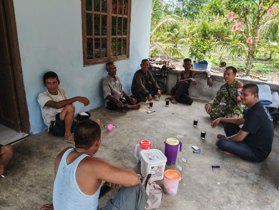 Babinsa Desa Tembeling Pererat Silaturahmi dan Ajak Warga Jaga Kamtibmas