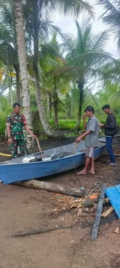 Babinsa Desa Tembeling Sertu Jumadi Saputra Berikan Imbauan Keselamatan kepada Nelayan