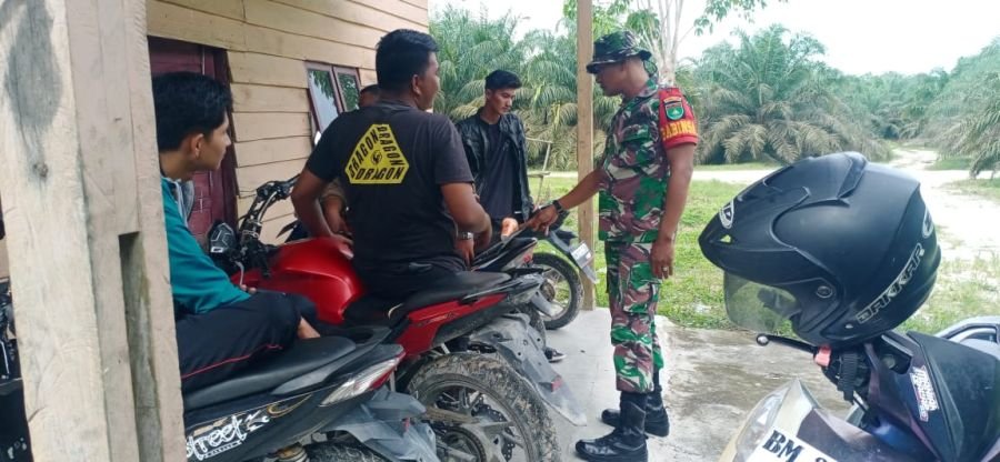 Babinsa Desa Teratak Koramil 07/Kampar Melaksanakan Komsos Dirumah Masyarakat Binaan