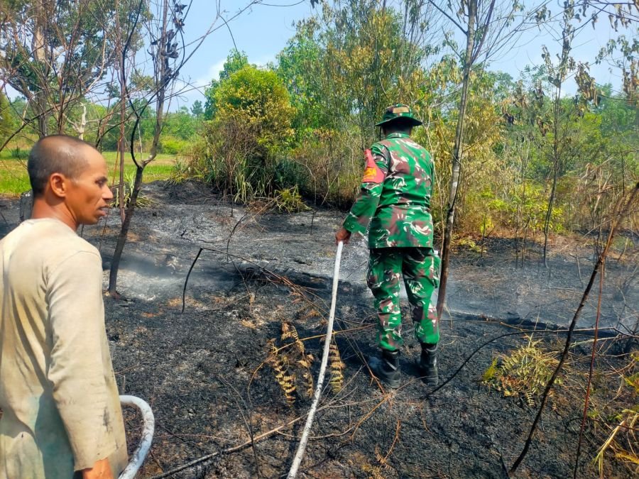 Babinsa Desa Toapaya Bergerak Cepat Bantu Padamkan Kebakaran Lahan Kosong di Kampung Cikolek.