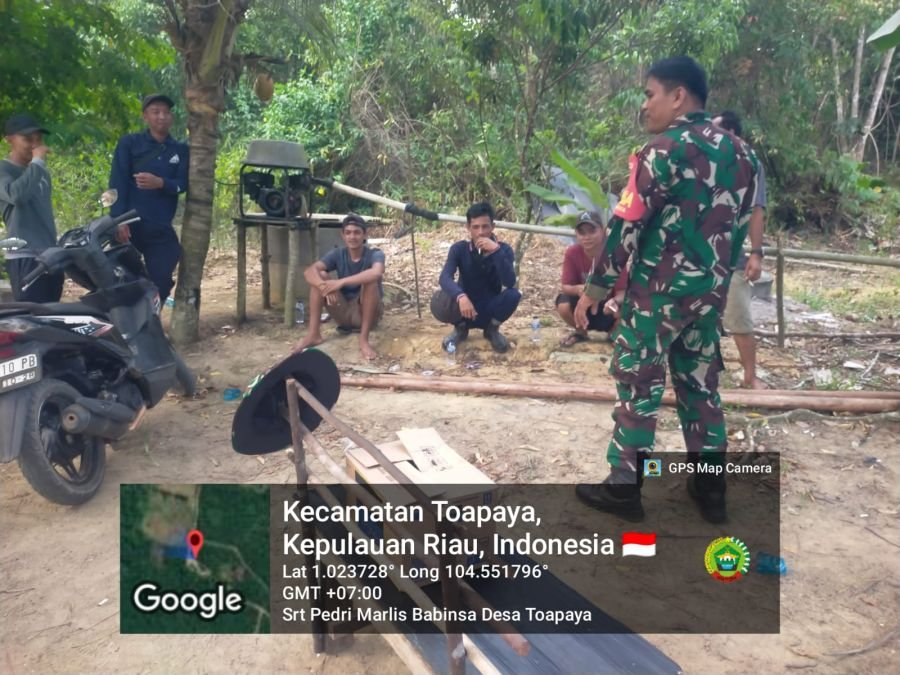 Babinsa Desa Toapaya Himbau Warga Kampung Cikolek Waspada Cuaca & Laporkan Situasi Secara Cepat