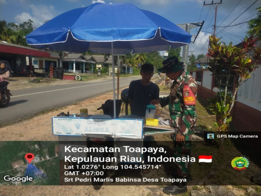 Babinsa Desa Toapaya Lakukan Komsos dengan Pelaku UMKM di Kampung Cikolek