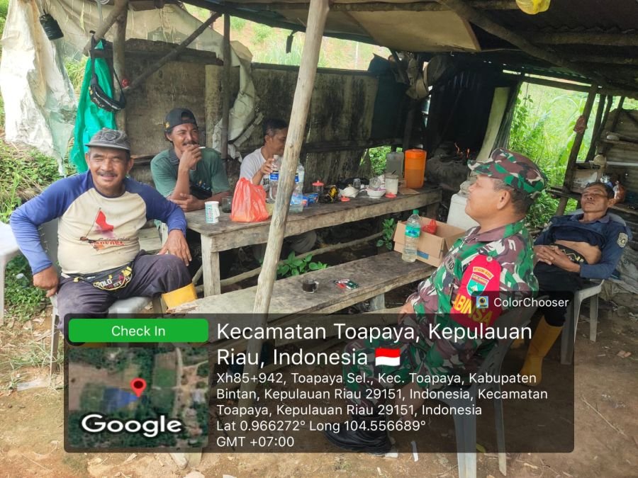 Babinsa Desa Toapaya Selatan, Kec. Toapaya, Kab. Bintan ajak warga manfaatkan lahan bercocok tanam.