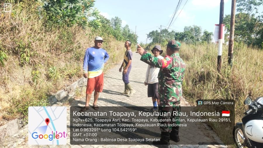 Babinsa Desa Toapaya Selatan Tinjau Lokasi Rawan Kebakaran Bersama RT dan Pemuda.