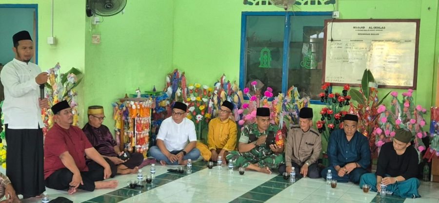 Babinsa Desa Toapaya, Sertu Pedri Marlis, turut hadir dan memeriahkan acara peringatan Maulid Nabi