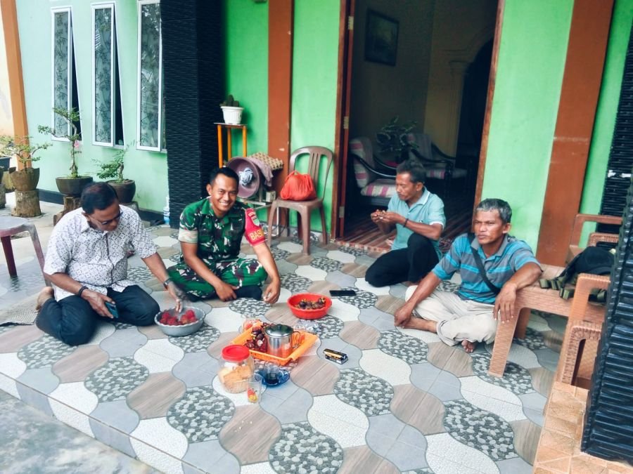 Babinsa Desa Tulang Perkuat Kedekatan dengan Warga Lewat Komsos