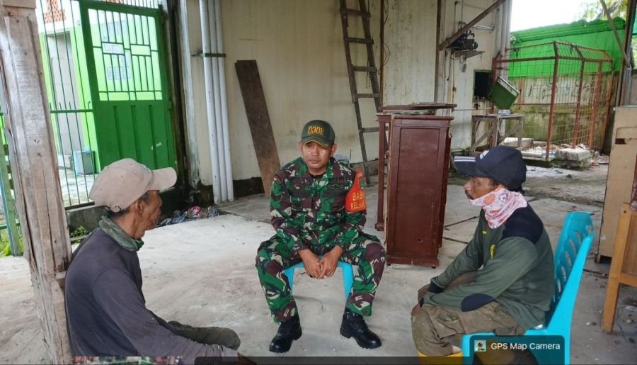 Babinsa Duduk Bersama Pekerja, Bangun Kedekatan dan Jaga Kekompakan di Air Putih