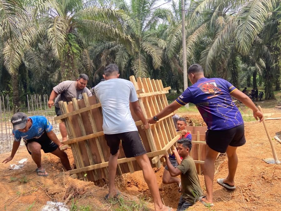 Babinsa Dukung Percepatan Pembangunan Infrastruktur Penghubung Masyarakat