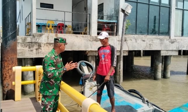 Babinsa Durai Ingatkan Nelayan Utamakan Keselamatan di Tengah Cuaca Buruk