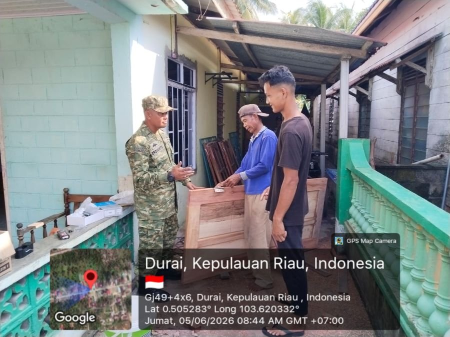 Babinsa Durai Tegaskan Keselamatan Kerja Buruh Bangunan Telaga Tujuh