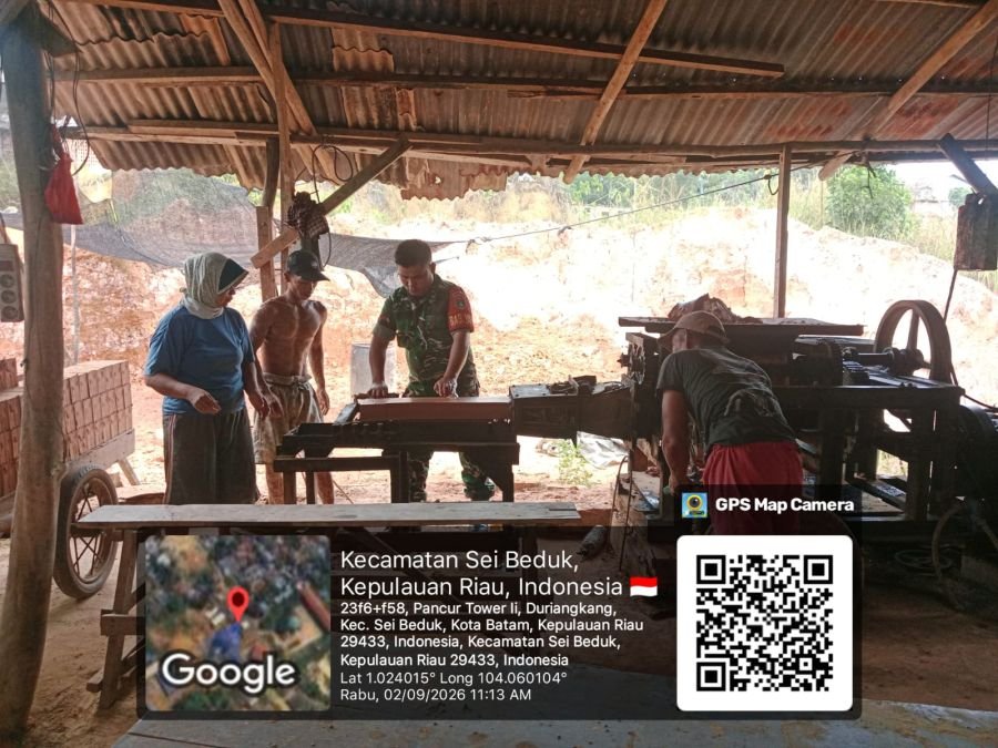 Babinsa Duriangkang Perkuat Pembinaan Pekerja Bata Merah di Lapangan